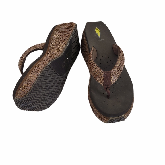 VOLATILE FLIP FLOP 2.5" PLATFORM SANDALS BROWN